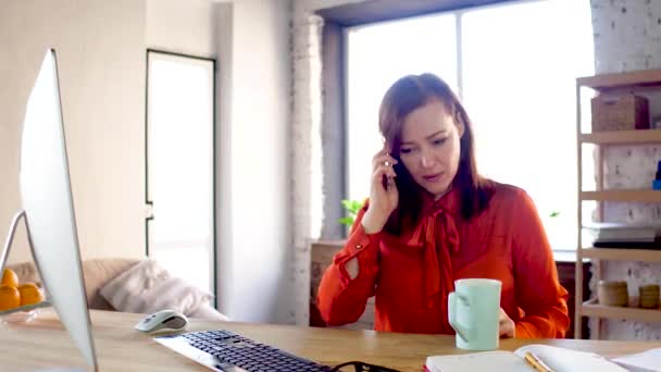 Boos zakenvrouw haar telefoon weg te gooien. — Stockvideo