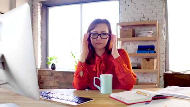 Beautiful businesswoman flirting in office. — Stock Video