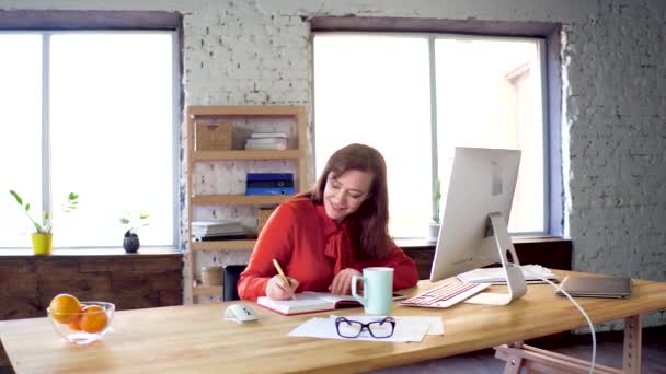 Красива бізнес-леді, що працює в офісі . — стокове відео