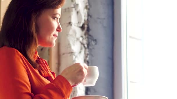 Femme d'affaires buvant du café au bureau . — Video