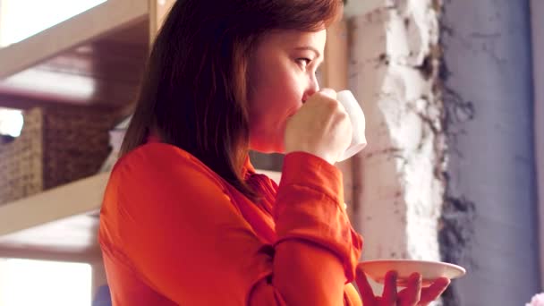 Mujer de mediana edad bebiendo café . — Vídeo de stock