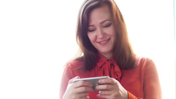Businesswoman using smart phone. — Stock Video