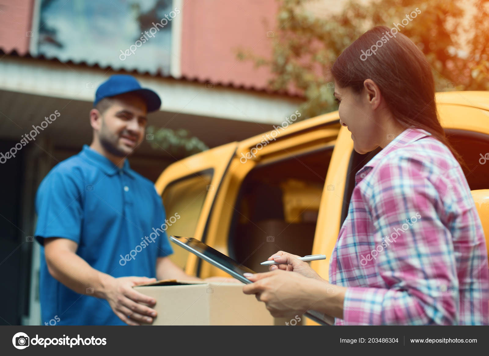 https://st4.depositphotos.com/1001030/20348/i/1600/depositphotos_203486304-stock-photo-delivery-man-handing-package-box.jpg