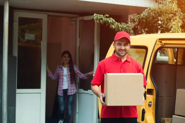 Guy bedrijf leveringspakket. — Stockfoto