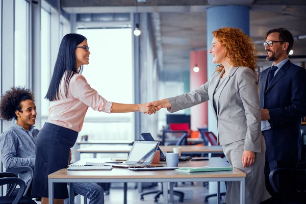 Twee zakenvrouwen schudden elkaar de hand. — Stockfoto