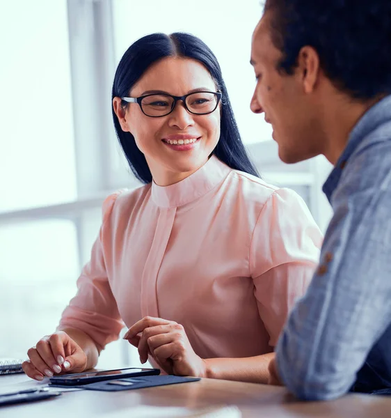 Multietniskt medarbetare förhandla vid mötesrum. — Stockfoto