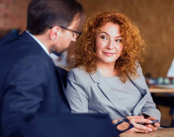 Företag personer förhandling i moderna kontor. — Stockfoto