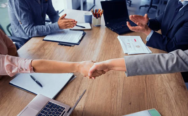 Due team di lavoro seduti su entrambi i lati del tavolo in sala riunioni . — Foto Stock