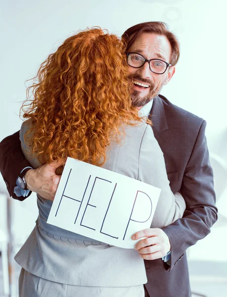 掲示板で助けを求める男を抱いて、ビジネス パートナー. — ストック写真