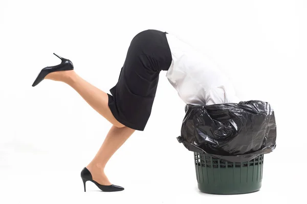 女人用头卡在垃圾桶里. — 图库照片