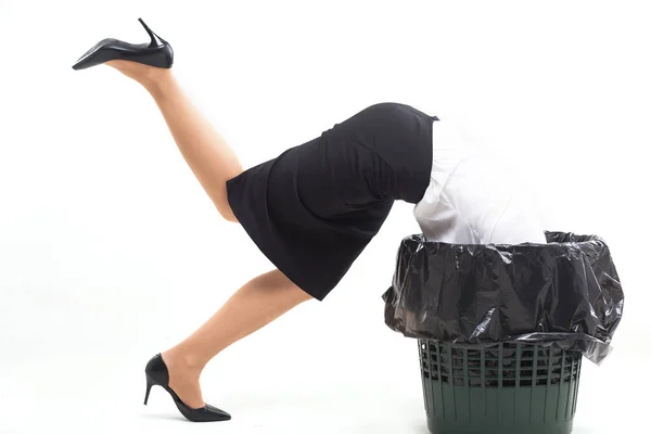 女人用头卡在垃圾桶里. — 图库照片