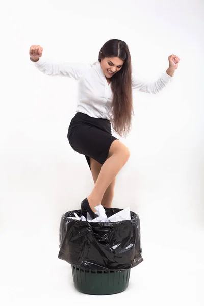 Chica sentada al lado de la papelera . —  Fotos de Stock