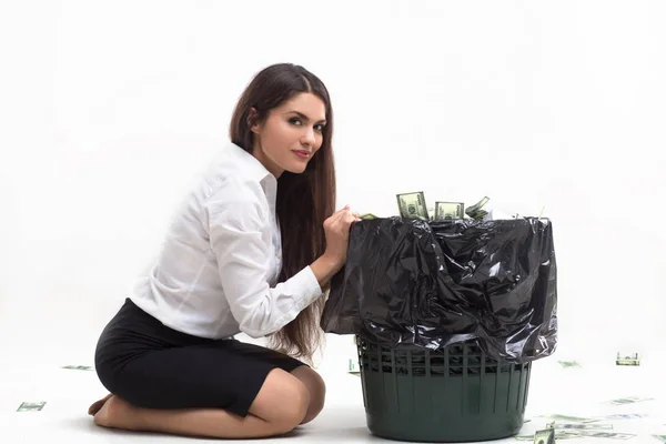 Meisje zitten naast de Prullenbak. — Stockfoto