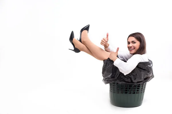 疯女人坐在垃圾桶里. — 图库照片