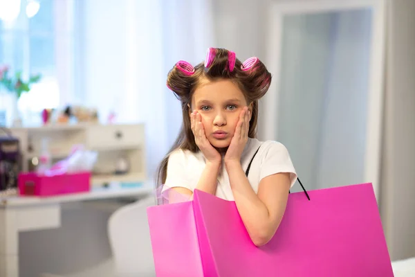 Kleines Mädchen mit rosa Einkaufstasche. — Stockfoto