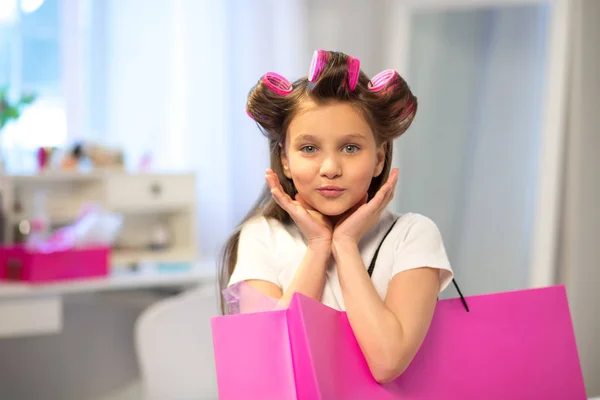 Kleines Mädchen mit rosa Einkaufstasche. — Stockfoto