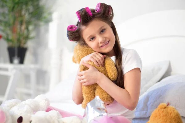 Menina Encantadora Abraçando Seu Urso Brinquedo Sentado Cama Pouco Pré — Fotografia de Stock