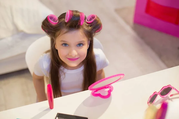 Cute girl putting on make up. — Stock Photo, Image