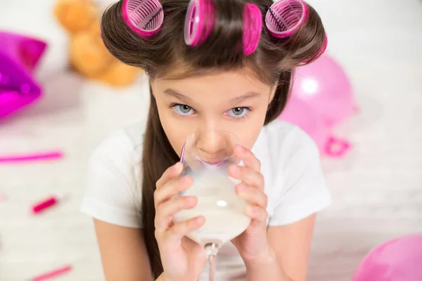 Молода дівчина з келихом молока . — стокове фото
