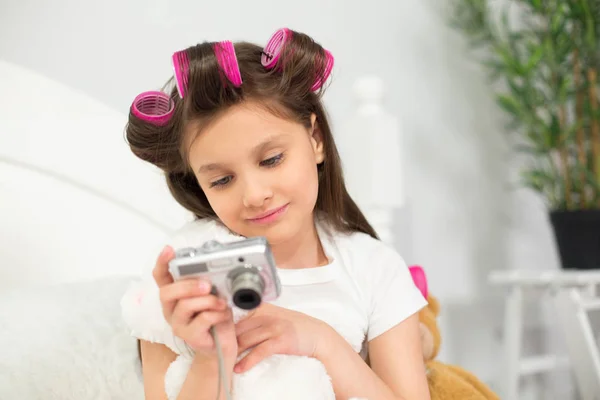Girl playing with camera. — Stock Photo, Image
