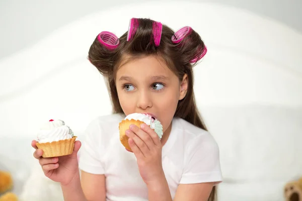 Linda chica comiendo cupcake . — Foto de Stock