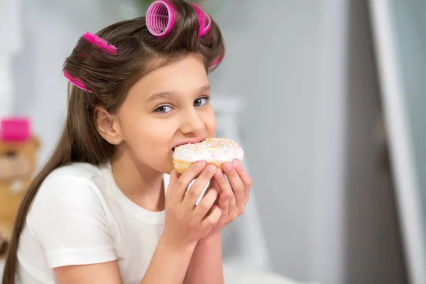 Cute girl eating cupcake. — Stock Photo, Image