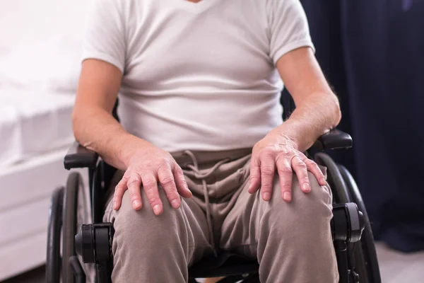 Mężczyzna na wózku inwalidzkim. — Zdjęcie stockowe
