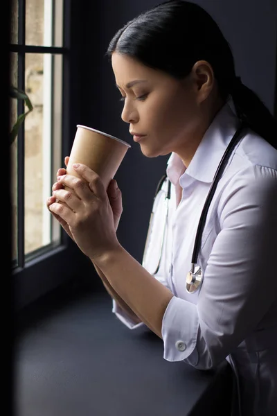 Krankenschwester trinkt Kaffee. — Stockfoto