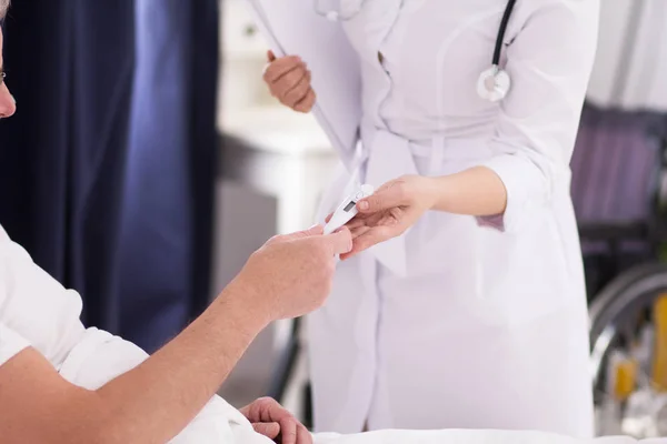 Nurse with thermometer. — Stock Photo, Image