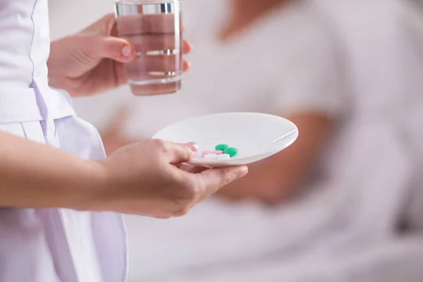 Enfermera que da medicación . — Foto de Stock