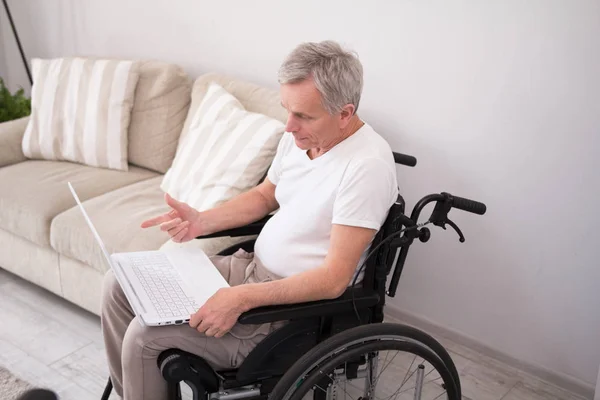 Disbaled man using laptop. — Stock Photo, Image