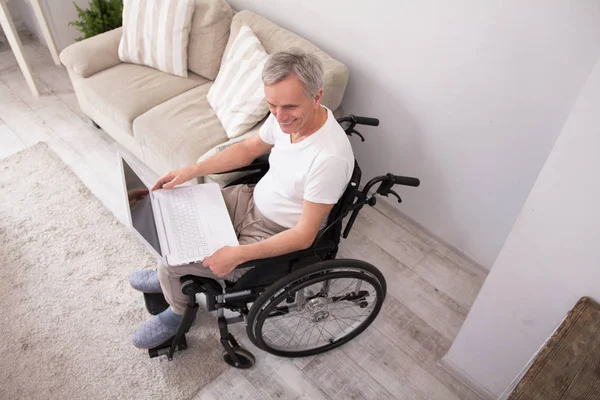 Disbaled man using laptop. — Stock Photo, Image