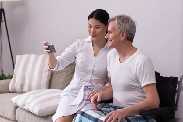 Sjuksköterska tar selfie med äldre patienter. — Stockfoto