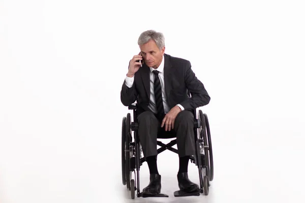 Takım elbiseli tekerlekli sandalyede Engelli adam. — Stok fotoğraf
