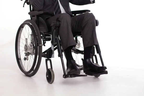 Takım elbiseli tekerlekli sandalyede Engelli adam. — Stok fotoğraf