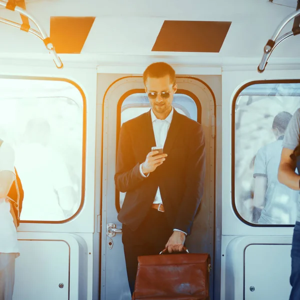 Zakenman in metro trein. — Stockfoto