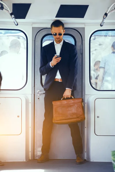 Zakenman in metro trein. — Stockfoto