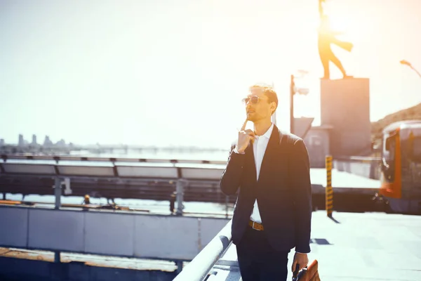 Portrait d'un bel homme d'affaires en plein air . — Photo