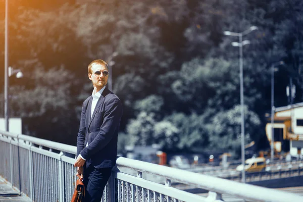 Empresario esperando tren en metro . — Foto de Stock