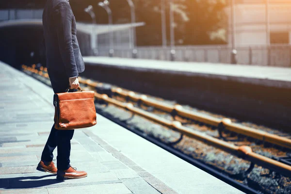 Affärsman som väntar på tåg i tunnelbanan. — Stockfoto