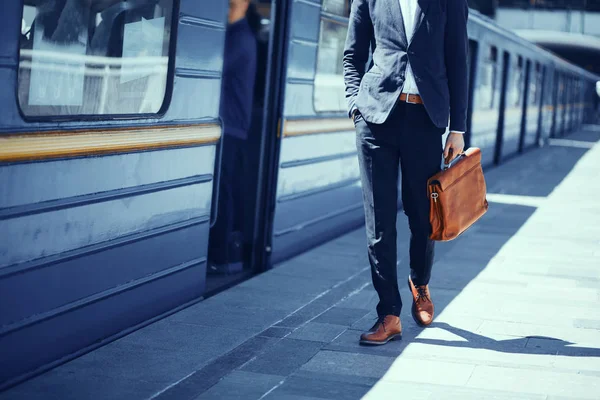 Affärsman som väntar på tåg i tunnelbanan. — Stockfoto