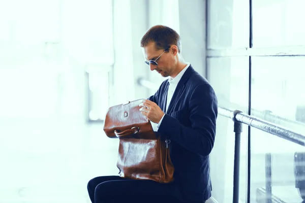 Zakenman achter metrostation. — Stockfoto