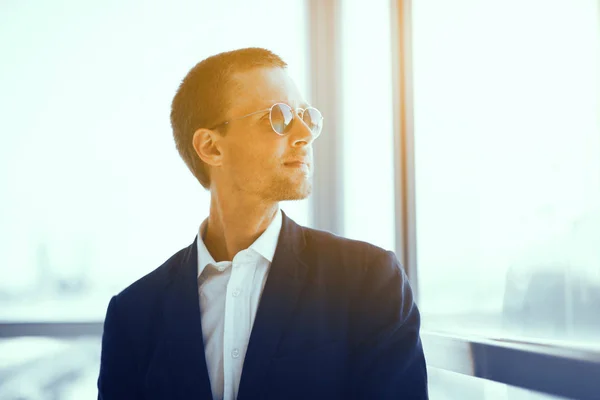 Businessman sitting at metro station. — Stock Photo, Image