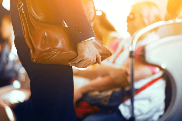 Homem segurando saco de couro enquanto no trem . — Fotografia de Stock