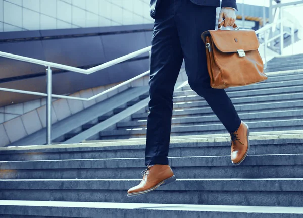 Imagen recortada de un hombre de negocios bajando escaleras . — Foto de Stock