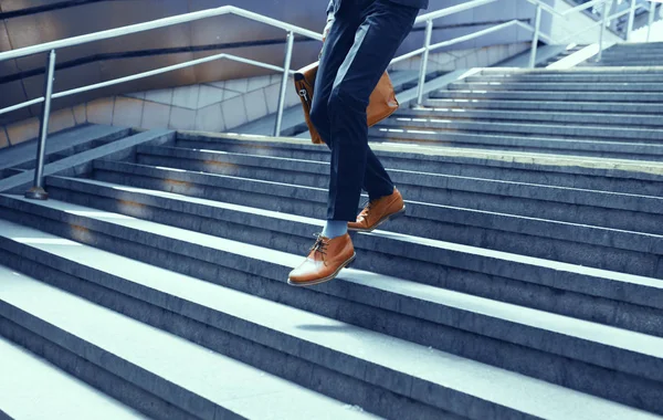 Обрезанная фотография бизнесмена, спускающегося по лестнице . — стоковое фото