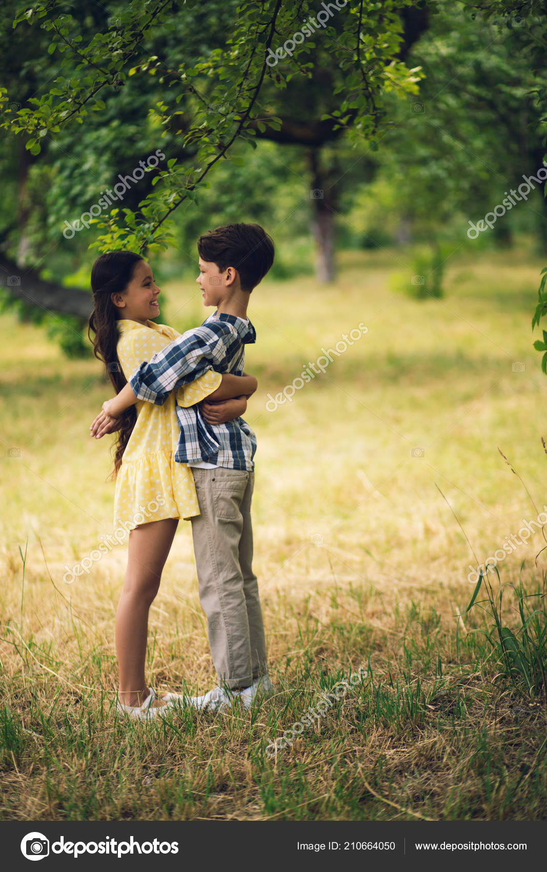 小朋友拥抱. ——图库图片© svyatoslavlipik #210664050, image size:1067x1700
