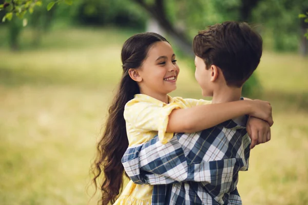 Kleine Kinder umarmen sich. — Stockfoto