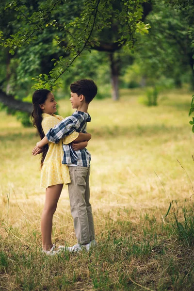 Bambini piccoli che si abbracciano . — Foto Stock