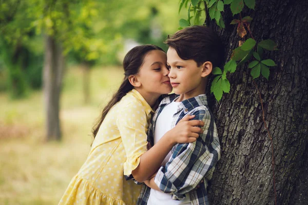 Liten tjej kysser pojke. — Stockfoto